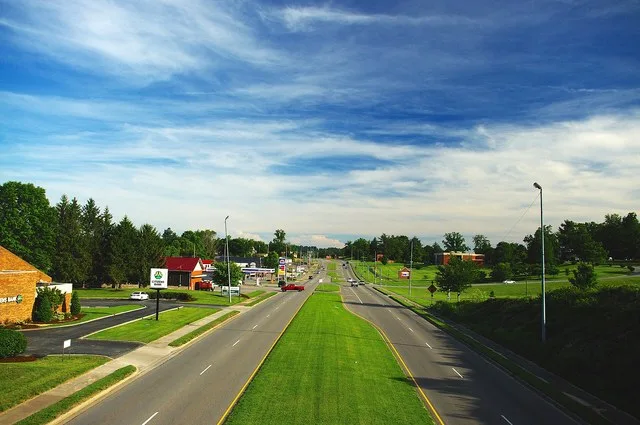 U.S. Route 25E in Harrogate, Tennessee, United States, looking south from the pedestrian bridge.