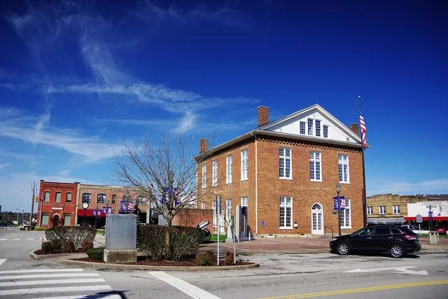The Overton County Courthouse and the courthouse square in Livingston, Tennessee, United States.