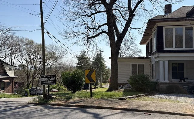 The small residential enclave city of Ridgeside, located atop Missionary Ridge surrounded by Chattanooga, Tennessee