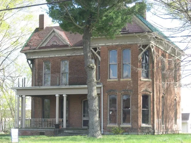 Front and western side of the W.W. Morris House , located at 305 W. State Line Road ( Kentucky Route 116 ) in South Fulton , Tennessee , United States . Built in 1885, it is liste...