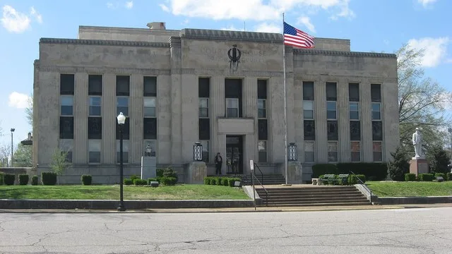 Front of the Obion County Courthouse , located at the junction of Third and Washington Streets in Union City , Tennessee , United States . Built in 1939, it is listed on the Natio...