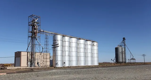 Small grain elevators alongside the BNSF tracks, Amherst, Texas .