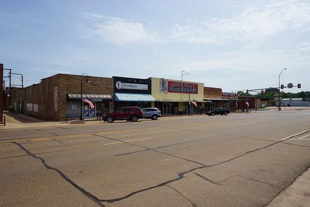 East Main Street in Atlanta , Texas ( United States ).