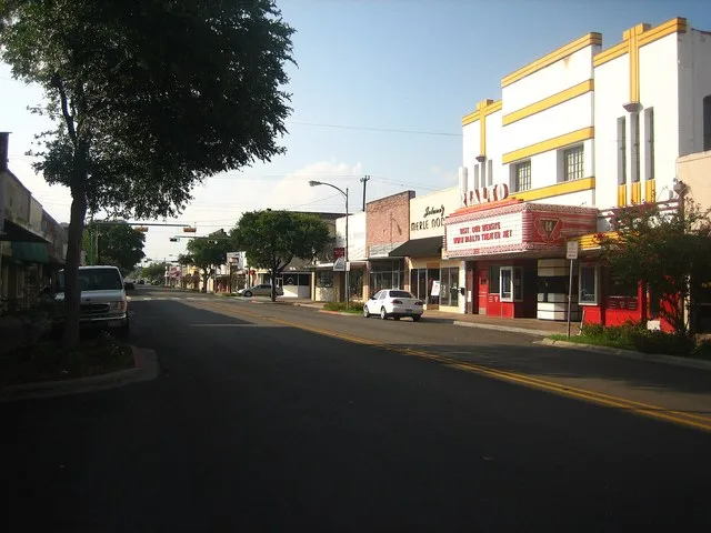 100 North block of Washington Street, Beeville, Texas . At right, the Rialto Theater.