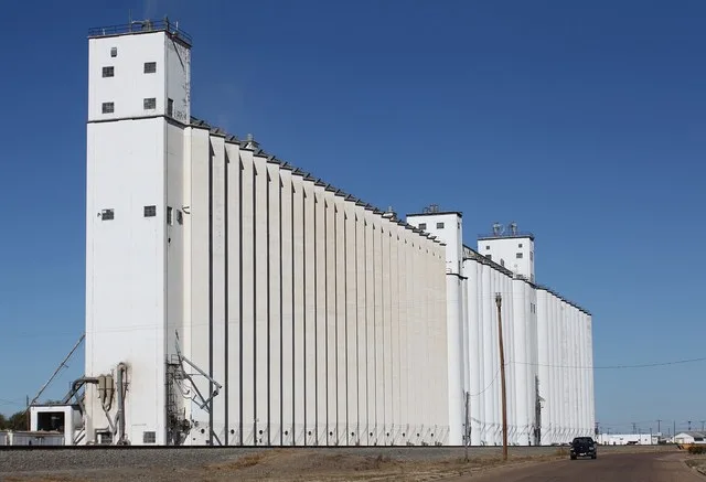 Large grain elevator in Bovina, Texas .