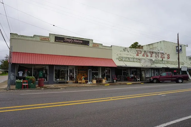 Main Street in Caddo Mills , Texas ( United States ).