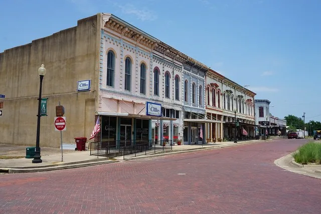 Broadway Street in Clarksville , Texas ( United States ).