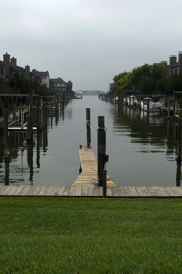 Boats and townhouses on Clear Lake