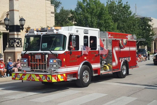 Dalworthington Gardens Fire-Rescue in the 2021 Arlington Independence Day Parade in Arlington , Texas ( United States ).