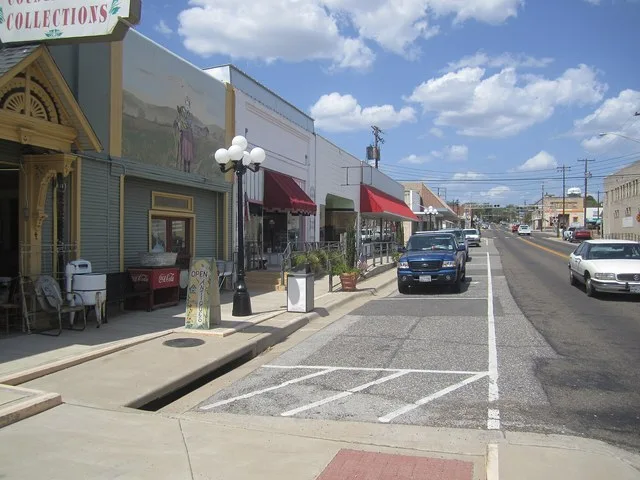 I took photo of antique shops in Gladwater, TX, with Canon camera.