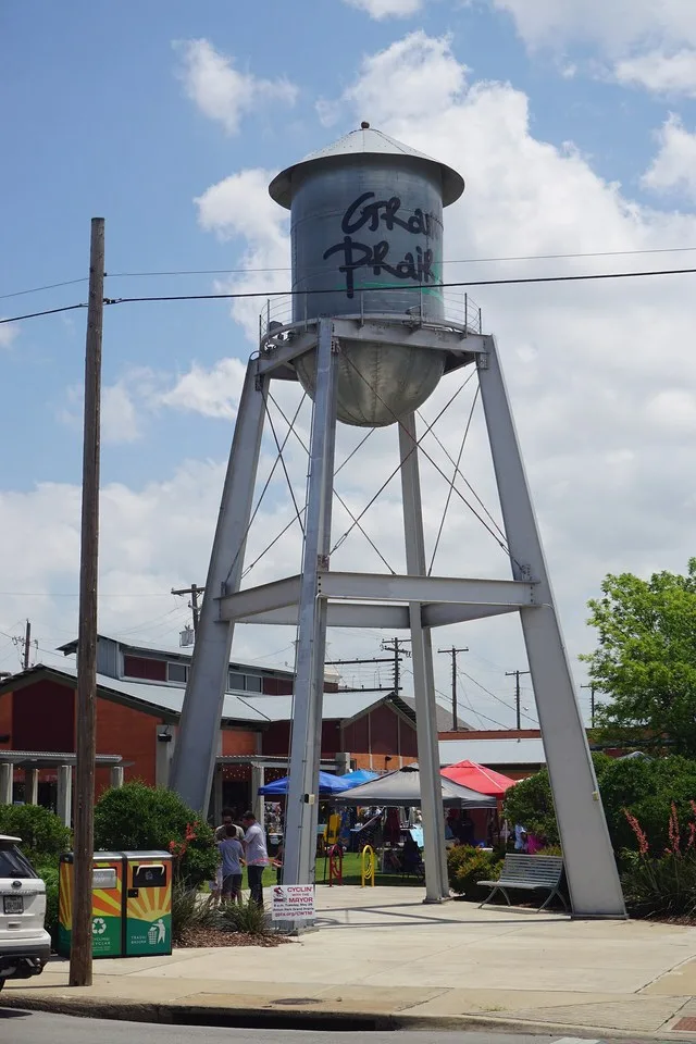The Market Square water tower in Grand Prairie , Texas ( United States ).