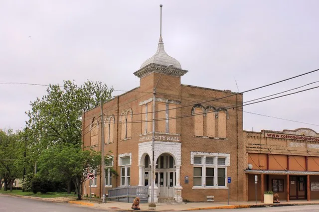 The former city hall in Granger, Texas , United States. The building was originally the Farmers State Bank when it was built in 1909. It became Granger City Hall in 1929. The buil...