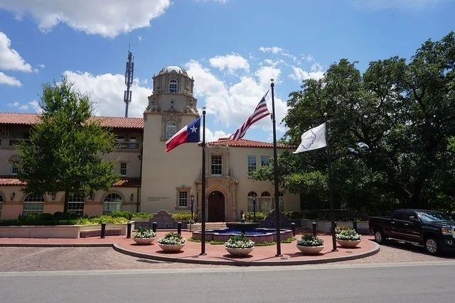 Highland Park Town Hall in Highland Park , Texas ( United States ).