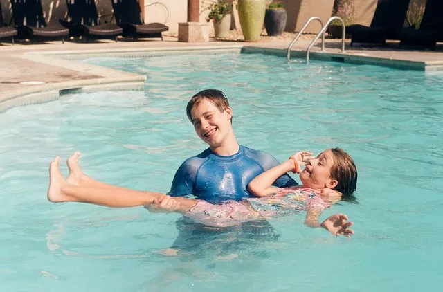 Lucas and Amalie play in the pool