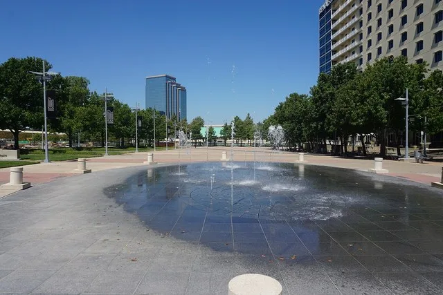 A plaza in Richardson , Texas ( United States ).