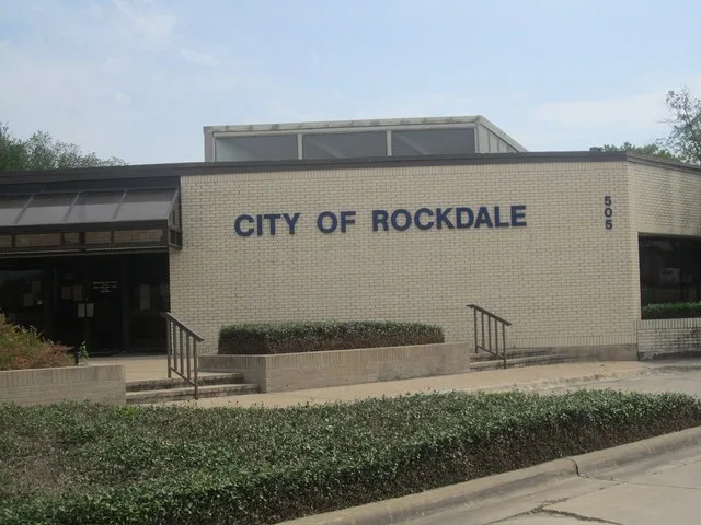 I took photo of Rockdale City Hall in Rockdale, TX, with Canon camera.
