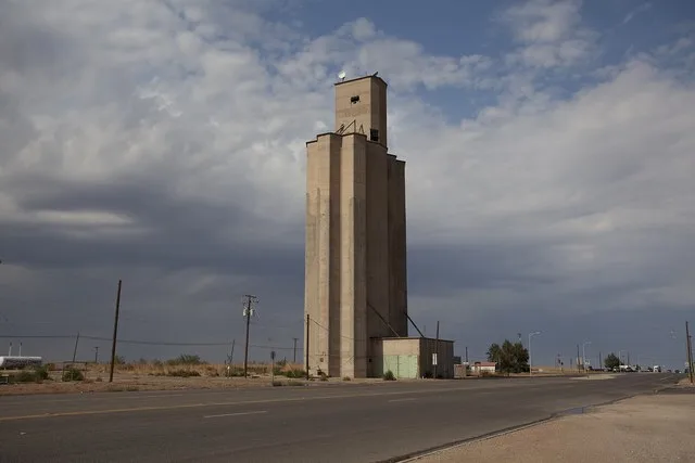 Grain elevator in Ropesville, Texas .