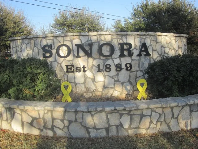 I took photo with Canon camera in Sonora, TX.