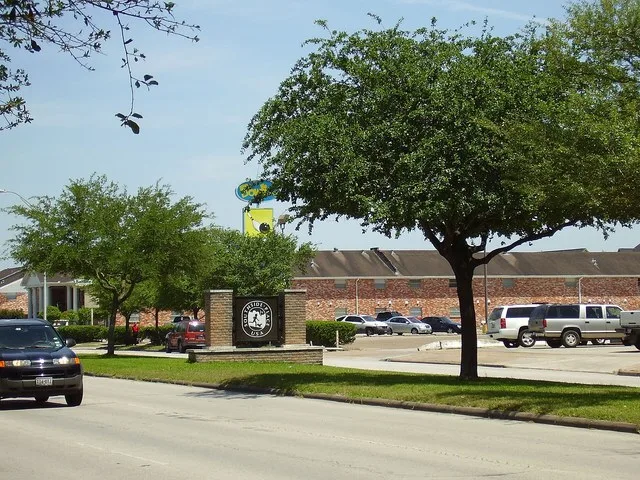 A sign with the logo of the city of Southside Place, Texas.