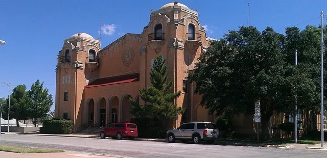 Building in Sweetwater, Texas north of the county courthouse.