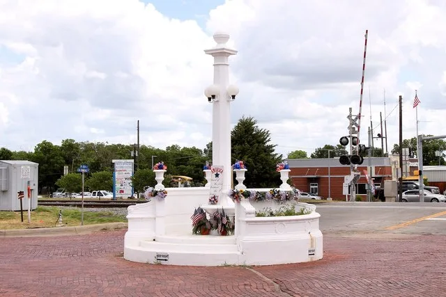 The Rose Fountain in Wills Point, Texas , United States was a gift to the City of Wills Point from businessman B.W. Rose in 1916.