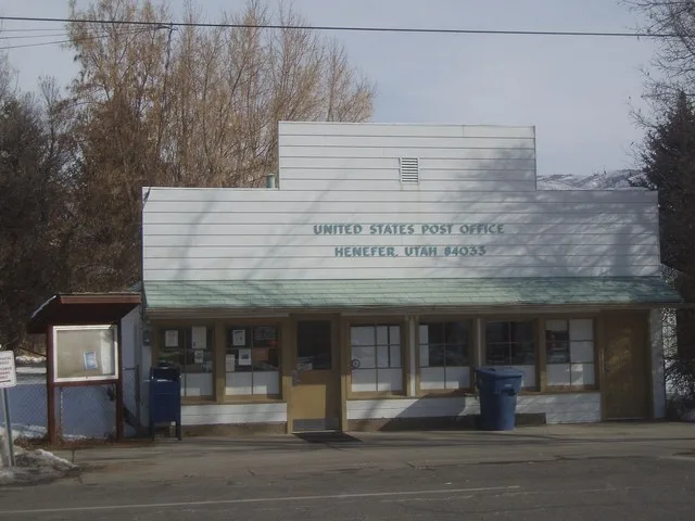 The post office in Henefer , Utah , United States .