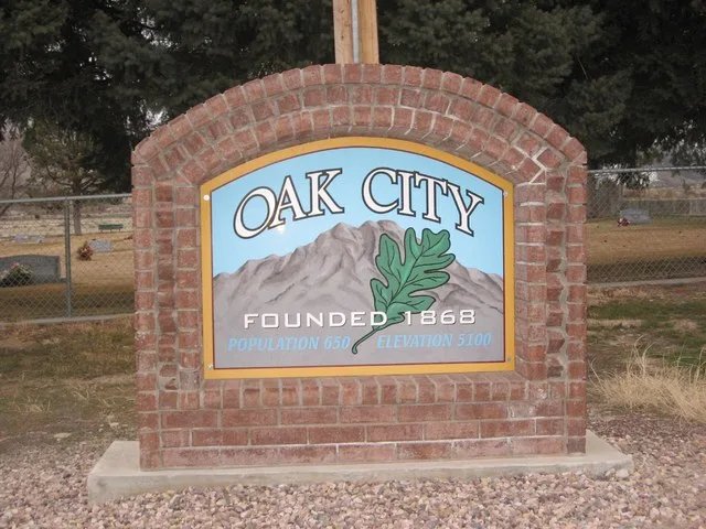Welcome sign at Oak City , Utah , United States .