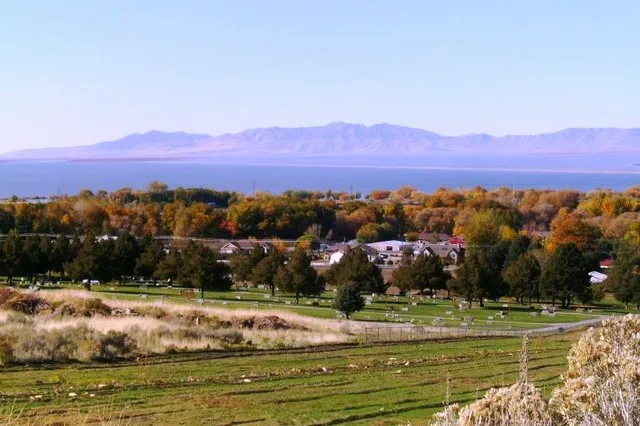 Willard Bay, town of en:Willard, Utah , with the en:Promontory Mountains across the en:Great Salt Lake , Box Elder County, Utah.