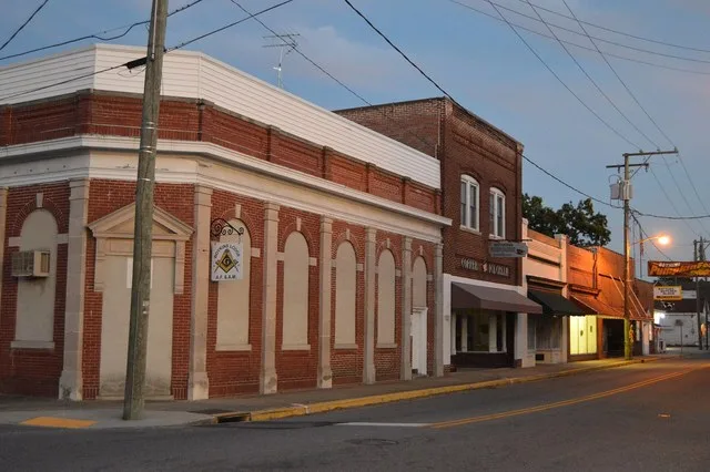 Looking south on Main Street ( State Route 35 ) from the railroad crossing in Boykins , Virginia , United States .
