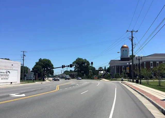 A view of the Colonial Heights Boulevard, with the courthouse on the right