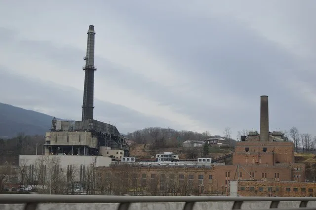 Overview of the Glen Lyn Plant, a former Appalachian Power coal-fired power plant in Glen Lyn , Virginia , United States . Photo looks south from the U.S. Route 460 bridge over th...