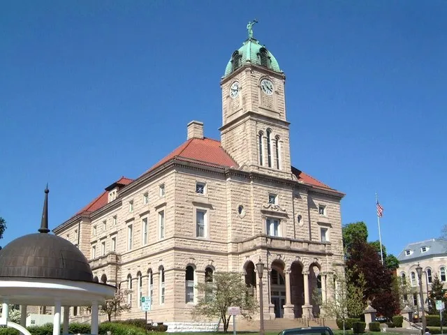 Rockingham County Courthouse in Court Square, Harrisonburg, Virginia .