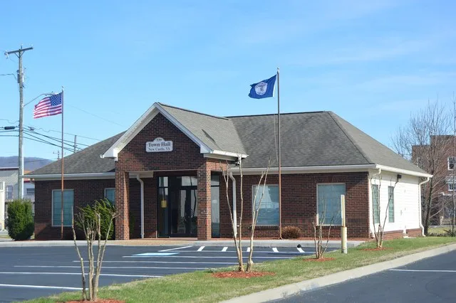 Front and western side of the New Castle town hall, located at 339 Market Street in New Castle , Virginia , United States . It postdates 1992.