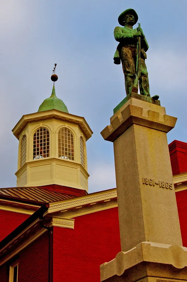 Giles County Courthouse, Confederate Memorial and cupola in Pearisburg, Virginia