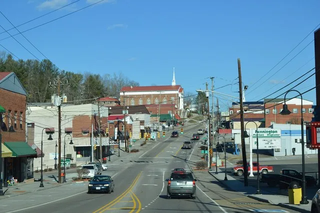 Looking east on Morgan Avenue ( U.S. Route 58 Alternate ) in downtown Pennington Gap , Virginia , United States . The nearby traffic lights sit at the Kentucky Street intersection.