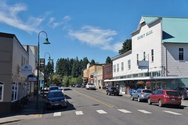 Looking north on Main Street ( State Route 409 ) in the city center of Cathlamet , the county seat of, and largest settlement, in Wahkiakum County, Washington.
