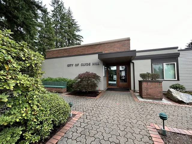View of Clyde Hill, Washington city hall entrance