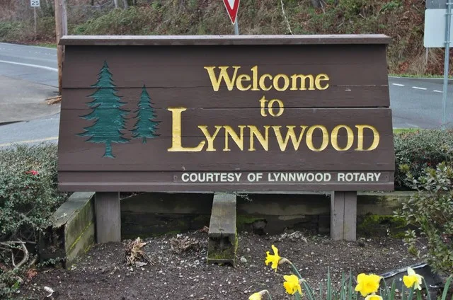 A welcome sign in northern Lynnwood, Washington .