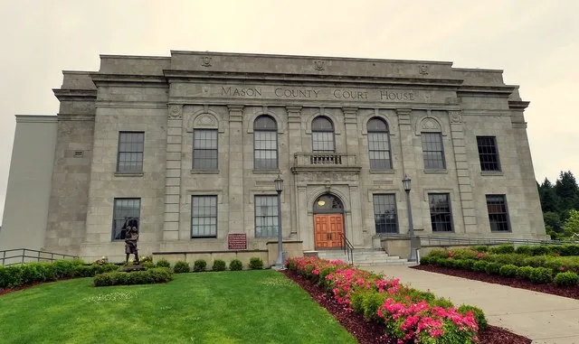 The historic Mason County Courthouse, located at 419 North 4th Street in Shelton , Washington , United States , is listed on the US National Register of Historic Places .
