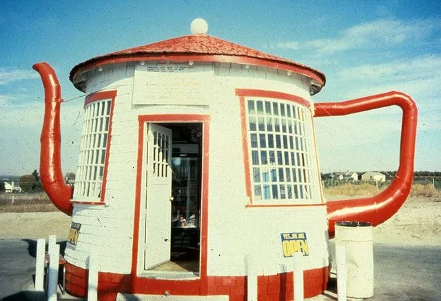 Building shaped like tea-pot. Teapot Dome Service Station in Zillah, Washington
