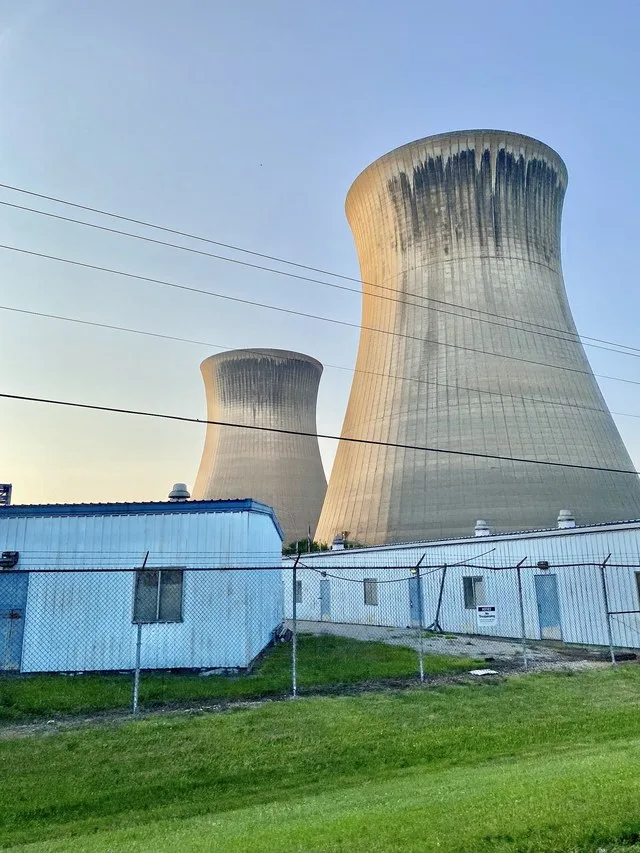 Built in 1977-1980, this coal-fired power station, known as the Pleasants Power Station, stands along the Banks of the Ohio River just downstream of Belmont, West Virginia. The po...