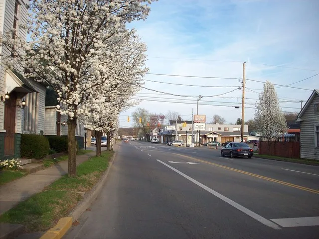 Photo of U.S. Route 60 in Ceredo, West Virginia looking east from its intersection with 1st Street West.