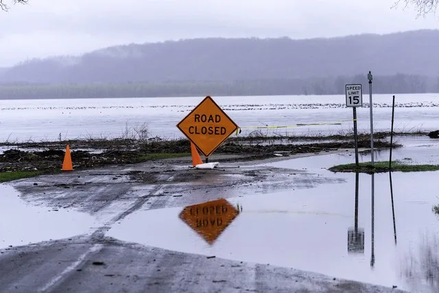 Road Closed sign at Saratoga Park in Bay City, Wisconsin