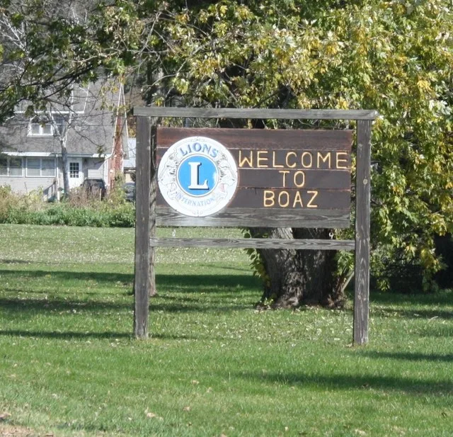 The city welcome sign for w:Boaz, Wisconsin along w:Wisconsin Highway 171 . This file was uploaded with Commonist .