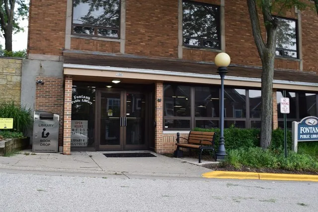 The Fontana Public Library in Fontana-on-Geneva Lake, Wisconsin .
