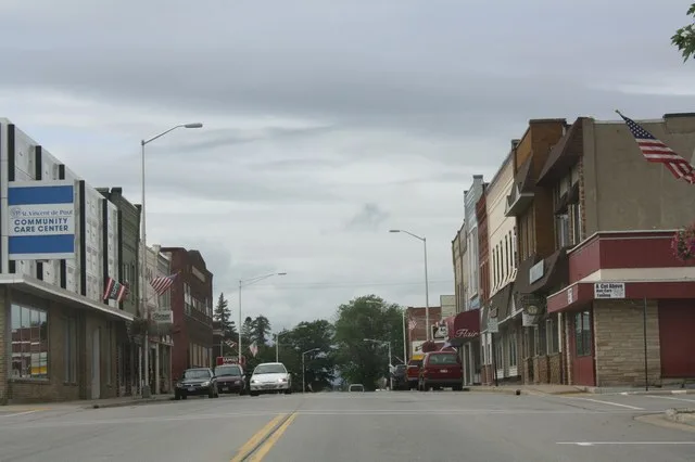 Looking west at the western downtown in w:Merrill, Wisconsin on Wisconsin Highway 64. This file was uploaded with Commonist .
