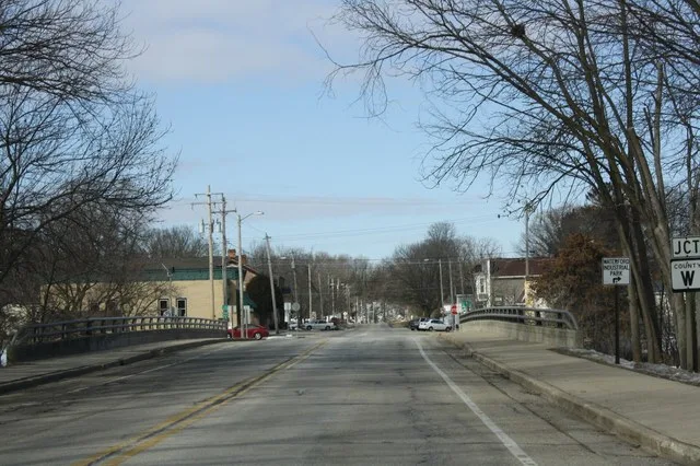 Looking west in downtown w:Rochester, Wisconsin . This file was uploaded with Commonist .