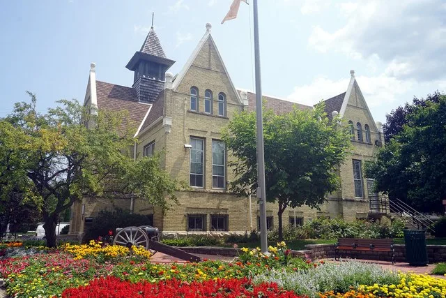 The Greenfield School (currently the West Allis Historical Society Museum) in West Allis , Wisconsin ( United States ).