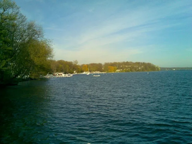WilliamBayMau1 ( Williams Bay (Wisconsin) one of three incorporated villages on Geneva Lake)