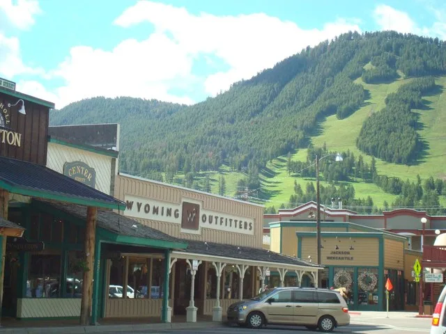 Downtown Jackson, Wyoming. Green ski slopes form the backdrop for summertime Jackson, Wyoming USA., Jackson (Wyoming).